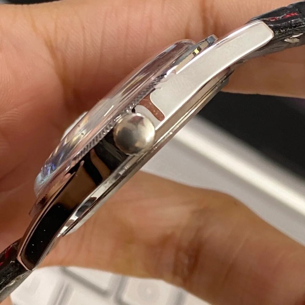 Vintage 1985 Roamer Manual Mens Silver Watch W/Fluted Bezel & Red accents - Picture 6 of 6